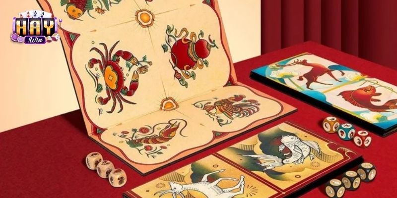 Bộ dụng cụ bầu cua truyền thống với ba viên xúc xắc và nắp lắc rõ ràng